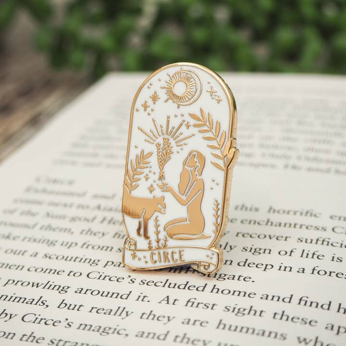 Circe Enamel Gold Pin Badge - Greek Mythology Collection / Κονκάρδα Κίρκη