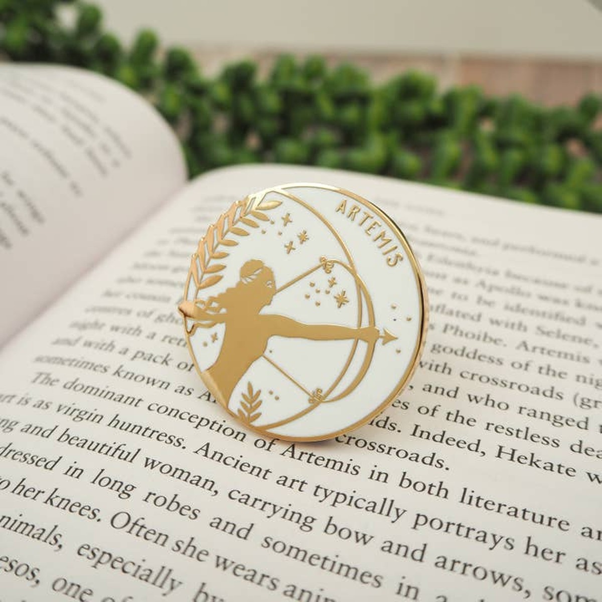 Artemis Enamel Gold Pin Badge - Greek Mythology Collection / Κονκάρδα Θεά Άρτεμης
