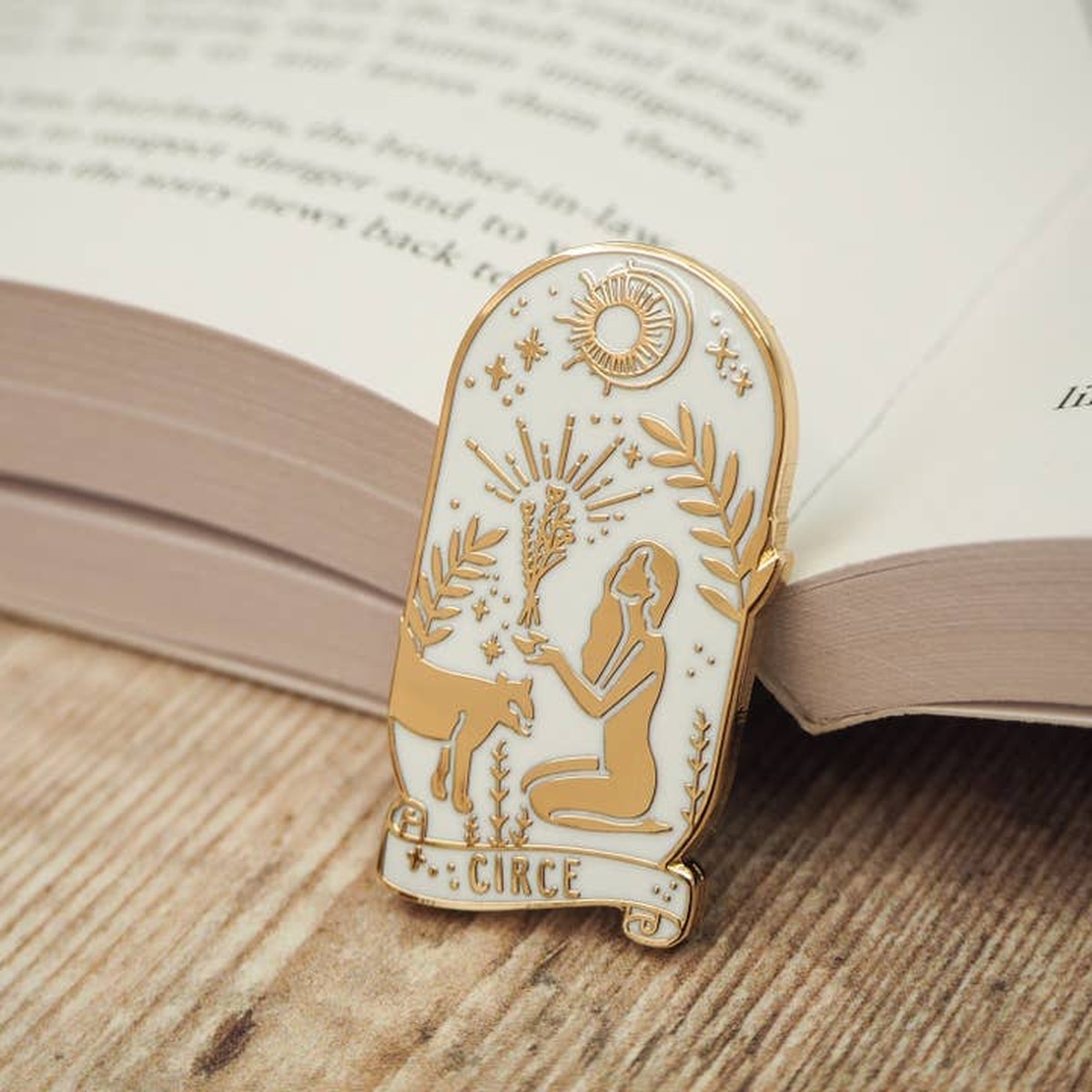 Circe Enamel Gold Pin Badge - Greek Mythology Collection / Κονκάρδα Κίρκη