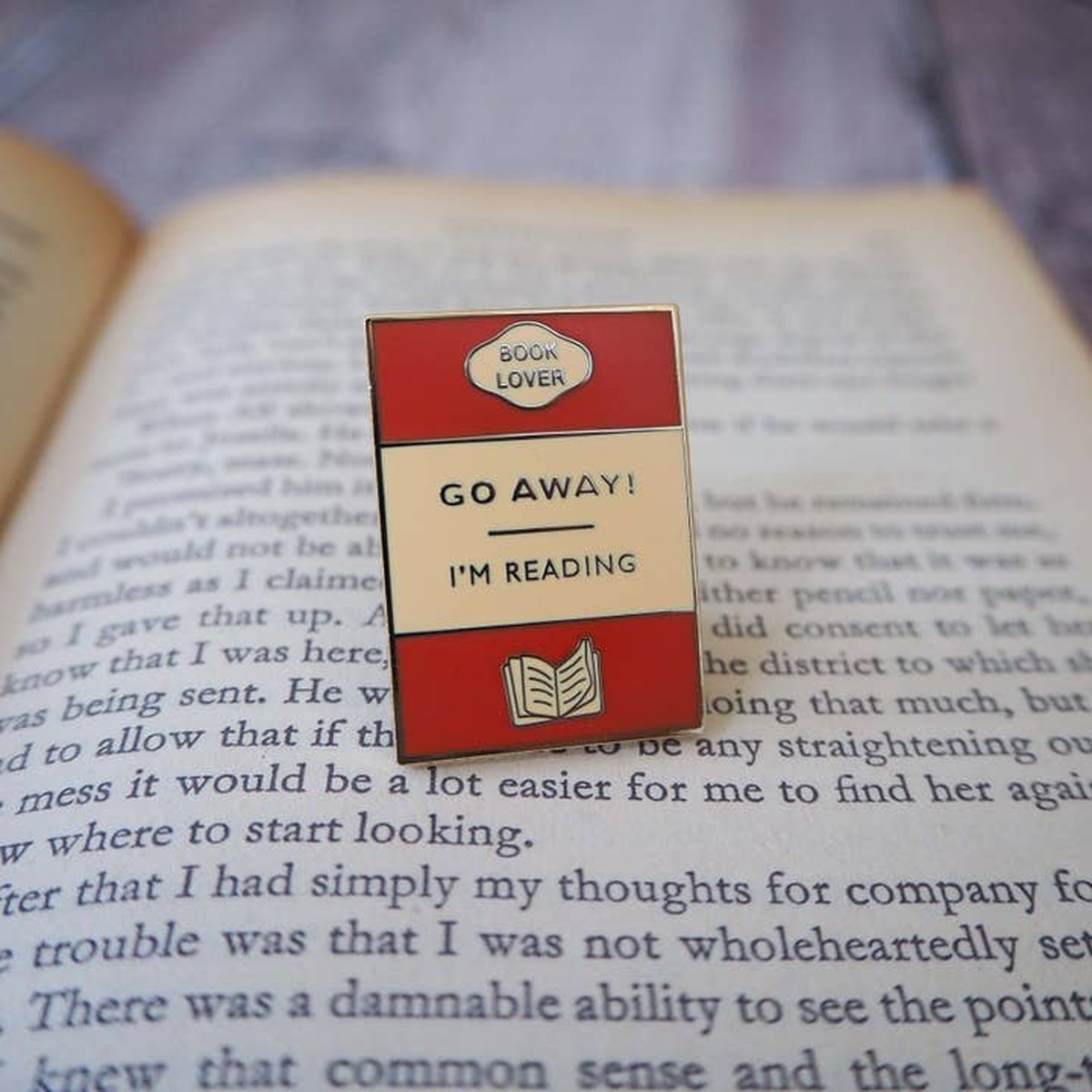 'Go Away I'm Reading' Book Lover Enamel Pin Badge / Κονκάρδα Βιβλιοφάγου
