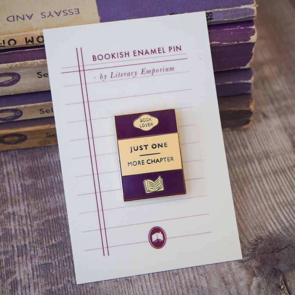 'Just One More Chapter' Book Lover Enamel Pin Badge / Κονκάρδα Βιβλιοφάγου