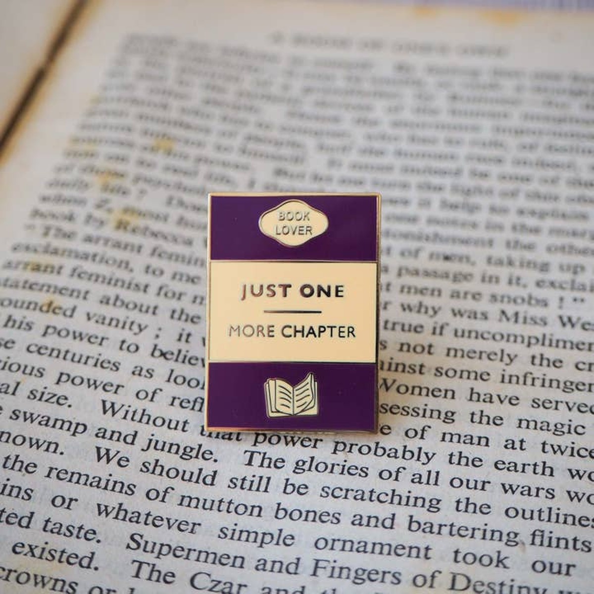 'Just One More Chapter' Book Lover Enamel Pin Badge / Κονκάρδα Βιβλιοφάγου