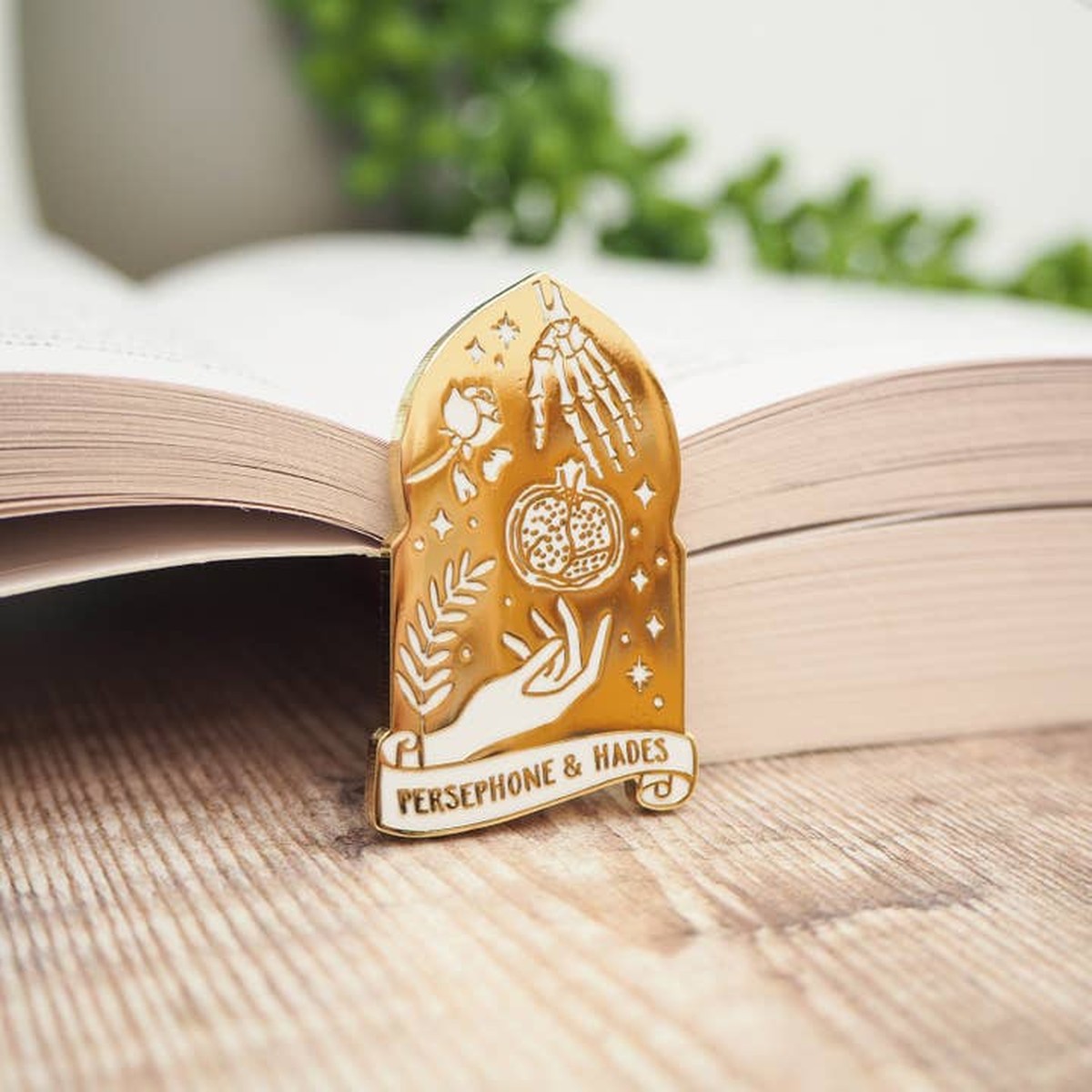 Persephone and Hades Enamel Gold Pin Badge - Greek Mythology Collection / Κονκάρδα Περσεφόνη & Άδης