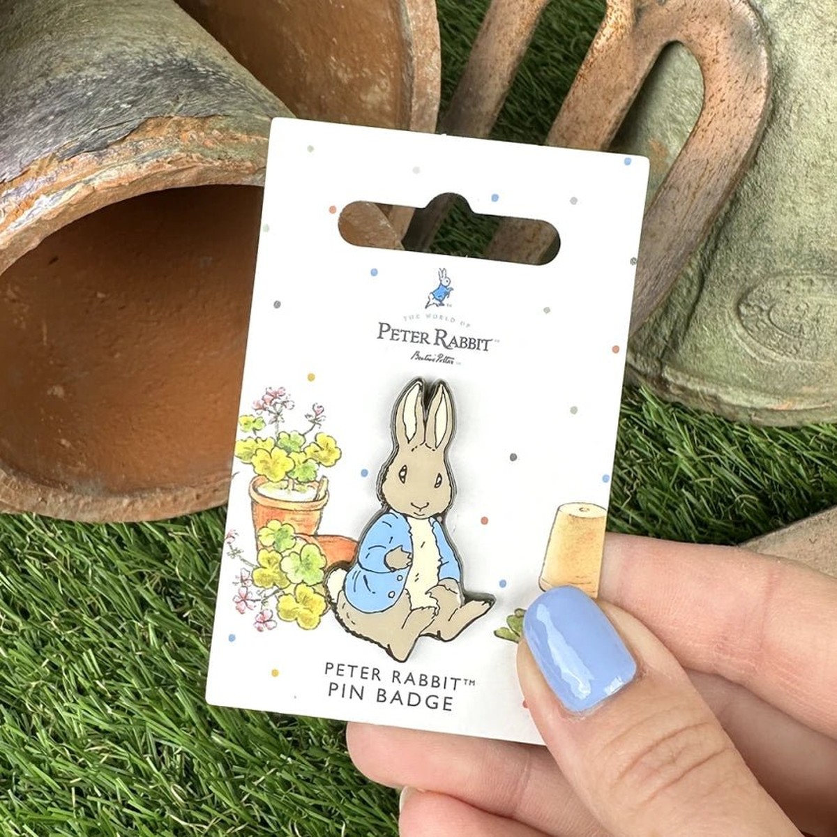 Peter Rabbit Sitting Pin Badge / Κονκάρδα Peter Rabbit