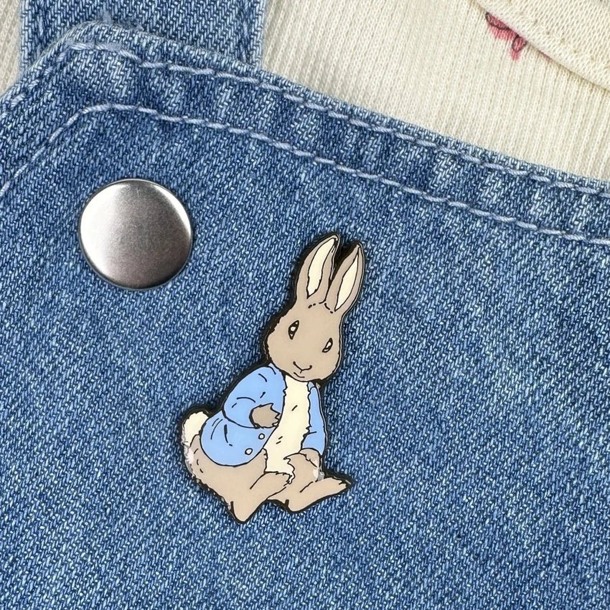 Peter Rabbit Sitting Pin Badge / Κονκάρδα Peter Rabbit