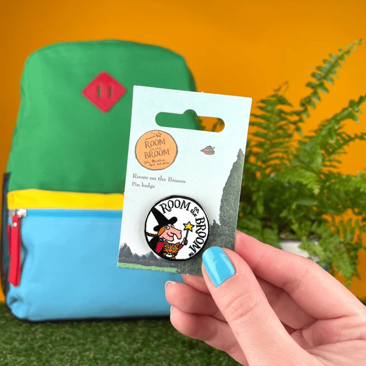 Room on the Broom Logo Pin Badge / Κονκάρδα Μια Σκούπα μα τι Σκούπα