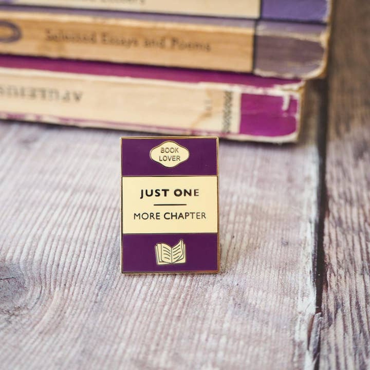 'Just One More Chapter' Book Lover Enamel Pin Badge / Κονκάρδα Βιβλιοφάγου